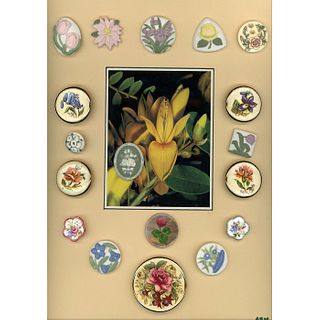 A CARD OF ASSORTED CERAMIC ASSORTED FLOWER BUTTONS