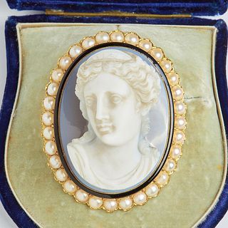 HIGH RELIEF AGATE CAMEO BROOCH SURROUNDED WITH PEARLS