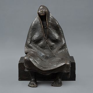 ANÓNIMO. Mujer sentada. Escultura en bronce. 27 cm de altura.