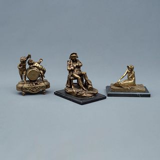 Lote de 3 figuras decorativas SXX Elaboradas en bronce 2 Con bases de mármol Consta de: par de amorcillos, Napoleón y Dama