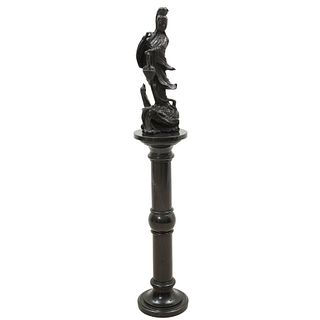 Quan Yin y pedestal. Origen oriental y europeo, SXX. Elaborados en resina y pedestal en mármol color negro. 90 cm de altura (pedestal)
