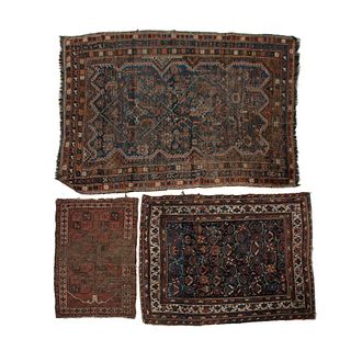 Lote de 3 tapetes. Irán, SXX. Elaborados a mano en fibras de lana. Decorados con elementos florales, vegetales. De 105x70 a 200x136 cm