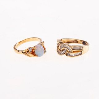 Dos anillos con diamantes y simulantes en oro amarillo de 14k y metal base dorado. 45 diamantes corte baguette y trapecio.