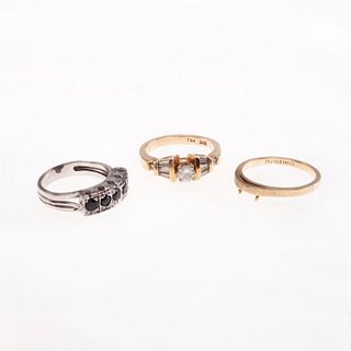 Tres anillos con diamantes y zafiros en oro amarillo de 14k y plata paladio. 1 diamante central corte brillante de ~0.20 ct.