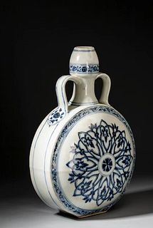 Ming: A blue and white Porcelain MoonFlask Vase