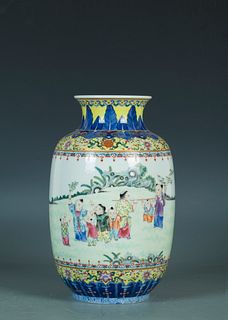Hongxian Nian System: A Fencai Porcelain Vase