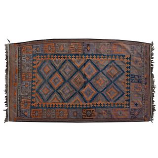 TAPETE. IRÁN, S.XX. Estilo KILIM. Elaborado en lana, anudado a mano, diseños geométricos en colores azul, naranja y marrón. 310 x 175cm