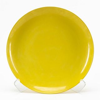 CHINESE MONOCHROME YELLOW PORCELAIN CHARGER