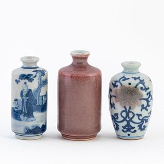 THREE CHINESE PORCELAIN SNUFF BOTTLES