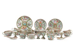 CHINESE ROSE MEDALLION TABLEWARE, 28PC