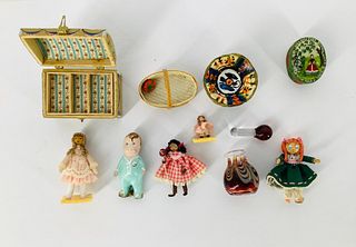 Box lot of dollhouse items which include a tiny painted wood trunk that opens, glass bottle with stopper, handmade signed baskets, handmade signed bow