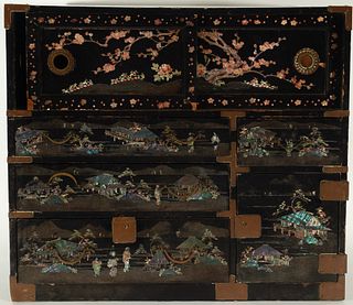 Important Japanese Cabinet in Lacquer and Mother of Pearl, Meiji period, 19th century