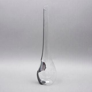DECANTADOR. AUSTRIA, SXXI. Elaborado en cristal, de la firma RIEDEL, modelo BALCK TIE FACE TO FACE. Caja original, sin uso. 58 cm alt.