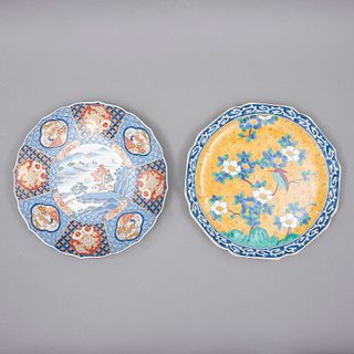 Lote de 2 platones decorativos. Origen oriental, SXX. Elaborados en porcelana tipo Imari. Sellado Kutuni.