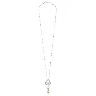 Collar y pendiente con perlas y diamantes en oro blanco de 14k. 2 perlas cultivadas color blanco de 8 mm. 21 diamantes.