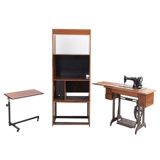Lote de 3 muebles SXX Elaborados en madera aglomerado y metal Librero con entrepaños. Máquina de coser marca Singer