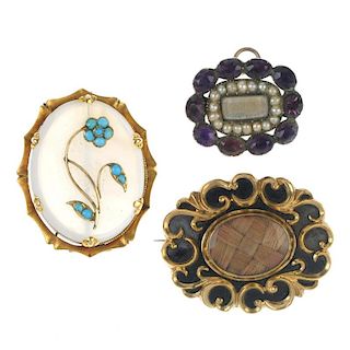 A selection of late Victorian jewellery. To include a  brooch, the white chalcedony with applied flo