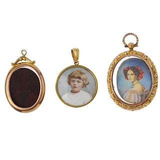 Three late 19th to early 20th century 9ct gold photograph pendants. The first of oval outline, the g