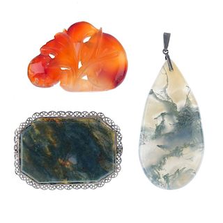 A selection of agate jewellery. To include a moss agate bead necklace, an agate and freshwater cultu