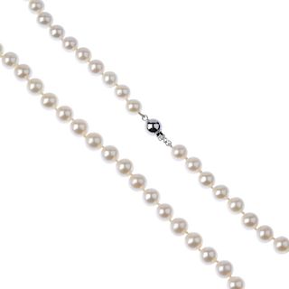 Four cultured pearl necklaces. To include one single row cultured pearl necklace with push-piece cla