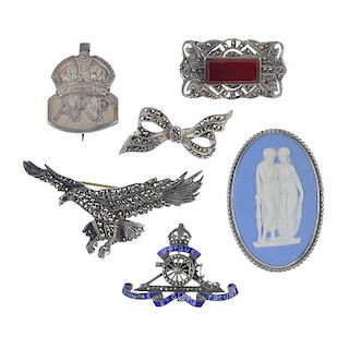 A selection of brooches. To include an ARP badge, a Wedgwood cameo brooch in blue porcelain and depi