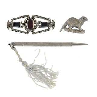 A selection of silver and white metal jewellery and accessories. To include a retractable pencil wit