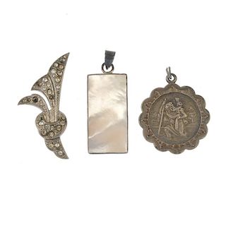 A selection of silver and white metal jewellery. To include a brooch, the cream enamel oval-outline,