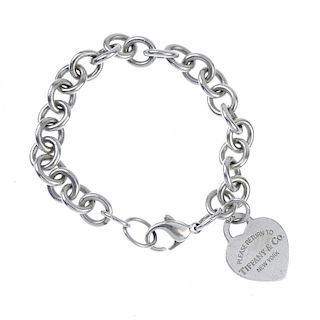 TIFFANY & CO. - a bracelet. The belcher-link chain suspending a heart-shape charm reading 'Please re