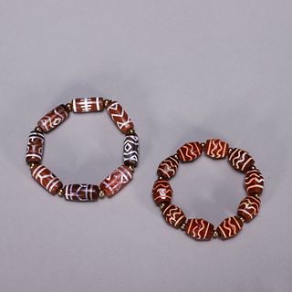 A pair of agate bracelets