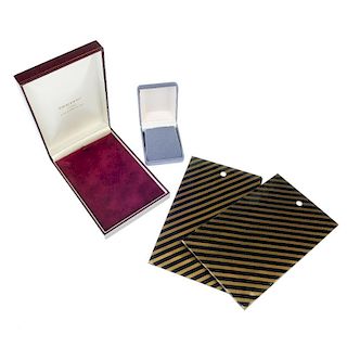 Ninty-five jewellery boxes and 200 medium bags. To include thirty David Ewart pendant boxes, and gol
