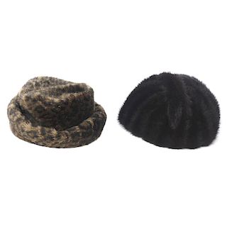 Fur accessories. To include a structured black mink tail hat, a fox fur collar, together with a faux