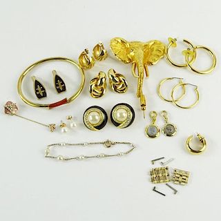 Miscellaneous lot of costume jewelry.