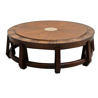 Mesa de centro. SXX. Tipo Art Decó. Elaborada en madera. Con marquetería en latón y resina. Cubierta y chambrana circular.