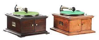LOT OF 2: A PAIR OF VICTOR MODEL VV-VI PHONOGRAPHS.