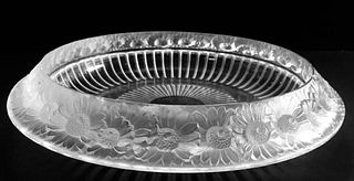 A LALIQUE Marguerites Clear Crystal Centerpiece Bowl