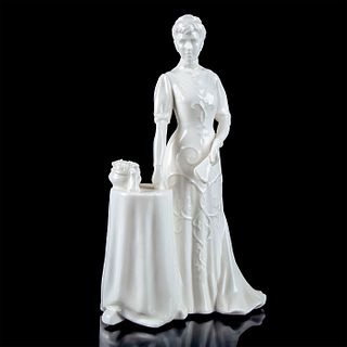 Queen Mary HN4900 Color Variation -Royal Doulton Figurine