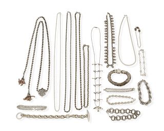 A group of mixed jewelry