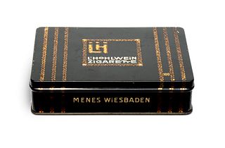Hohlwein, Ludwig Weißblechdose für die Firma Menes Wiesbaden. Entwurf 1912-14. Mit Klappdeckel, dieser mit goldenen Ornamentbändern geprägt. In der Mi
