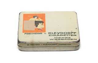 Hohlwein, Ludwig Zigarettendose für 20 Zigaretten der Marke FREIHERR v. KLEYDORFF der Firma Menes Wiesbaden. Um 1910. Blech mit Scharnierdeckel. 8 x 8