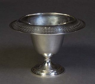 Meriden Sterling Center Bowl, 20th c., with a sloping everted reticulated rim. over a tapered cylindrical socle support with a stepped circular foot, 