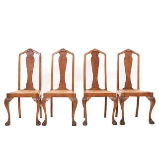 Lote de 4 sillas. SXX. Elaboradas en madera. Respaldos semiabiertos, asientos de palma tejida y asientos tipo garra.