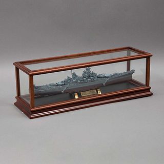 U.S.S. MISSOURI (MODELO A ESCALA). EUA, SXX. Elaborado por FRANKLIN MINT, con estuche de madera y vidrio. Estuche: 18 x 56.5 x 18 cm.