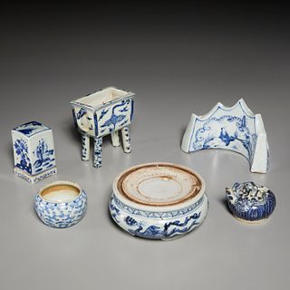 Chinese Export blue and white porcelains group