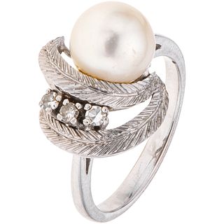 ANILLO CON PERLA CULTIVADA Y DIAMANTES EN ORO BLANCO DE 10K. Una perla blanca y diamantes corte 8x8 ~0.06 ct. Peso: 4.5 g. Talla: 7