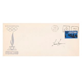Wyman, Lance. Sobre con Motivo de la XIX Olimpiada.  Sobre, 10.4 x 24.2 cm. Firmado por Lance Wyman. Con timbres y sellos postales.