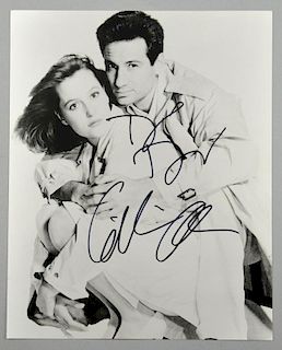 The X Files, Promotional photograph signed by David Duchovny & Gillian Anderson, 10 x 8 inches.Prove