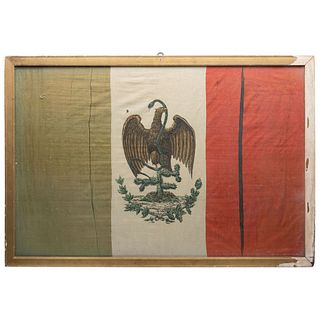 BANDERA NACIONAL MEXICANA MÉXICO, CA. 1900 Elaborada en lino. Con el escudo nacional impreso y águila juarista. 60 x 90 cm