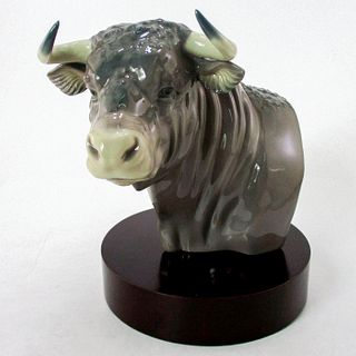 El Toro w/Base 1005545 - Lladro Porcelain Figurine