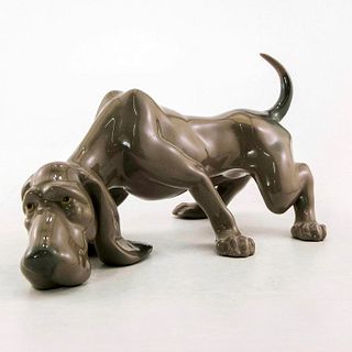 Dog Sniffing 1005110 - Lladro Porcelain Figurine