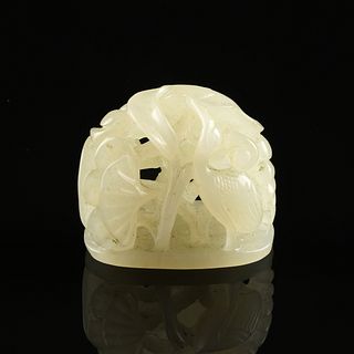 A CHINESE PALE CELADON JADE COURT HAT FINIAL DECORATION, ATTRIBUTED TO THE YUAN/MING DYNASTIES